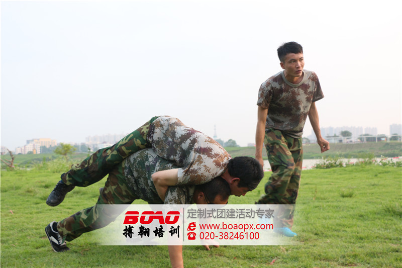 搏翱廣州拓展培訓(xùn)公司死亡爬行拓展項(xiàng)目